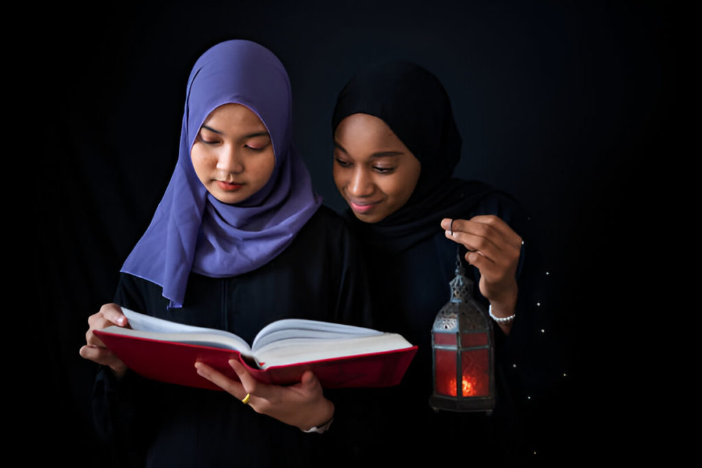 Femmes musulmanes lisant le kuran au ramadan